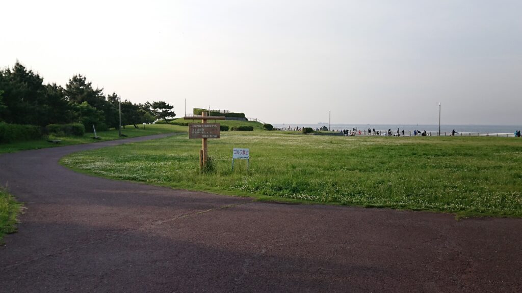 東扇島西公園の芝生エリア