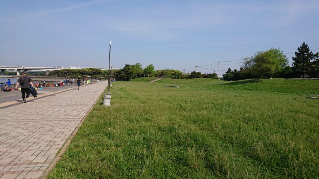 東扇島西公園の芝生エリア