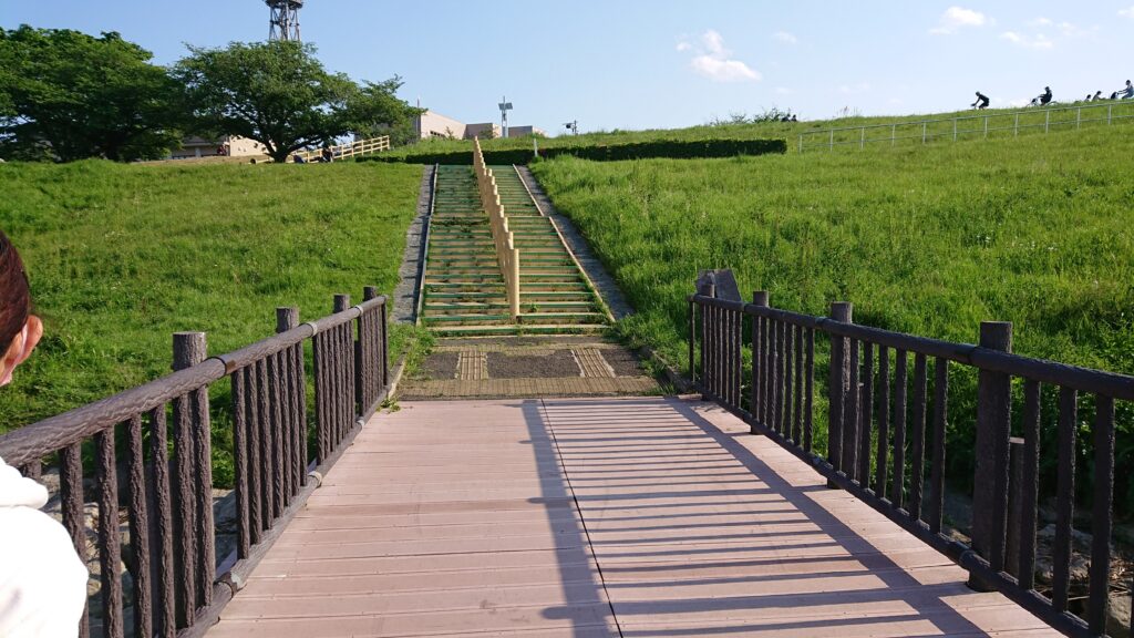 旧岩淵水門の土手から桟橋に向かう階段