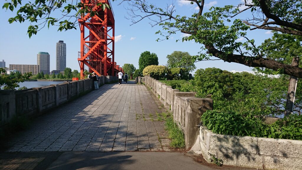 旧岩淵水門の島に渡る橋