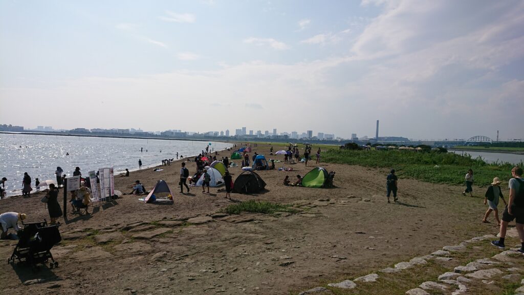 西なぎさ海に向かって右側