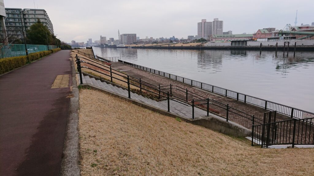 尾久橋の釣り場への階段（隅田川テラス）