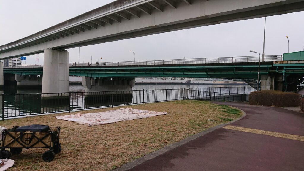 尾久橋の芝生エリア