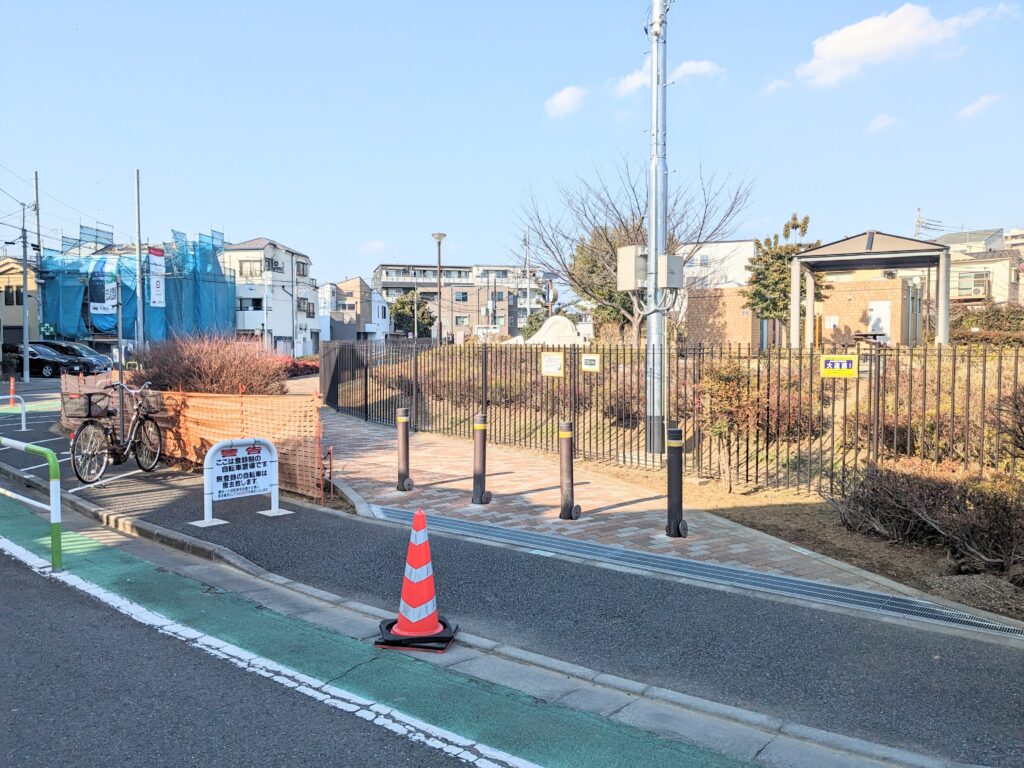 小柳川公園のスロープ入口