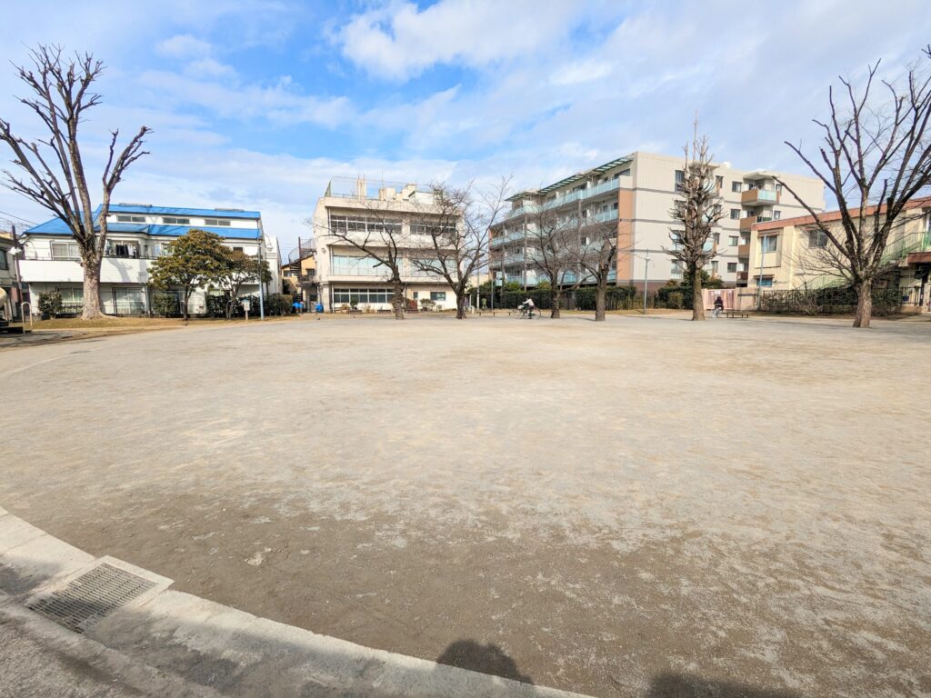 志茂町公園の広場