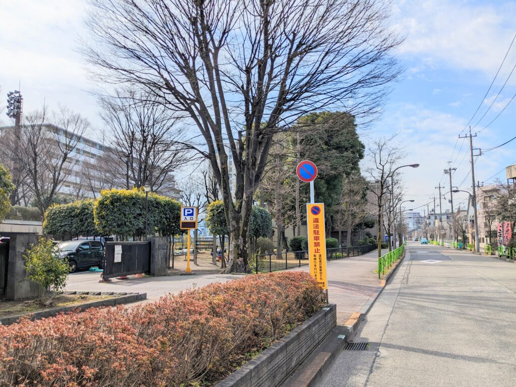 北運動公園の駐車場入り口道路側