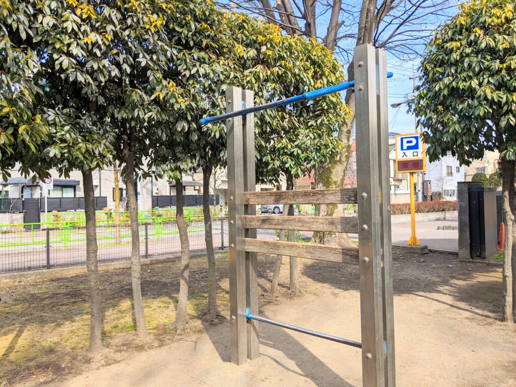 北運動公園の運動遊具（ぶら下がり鉄棒）