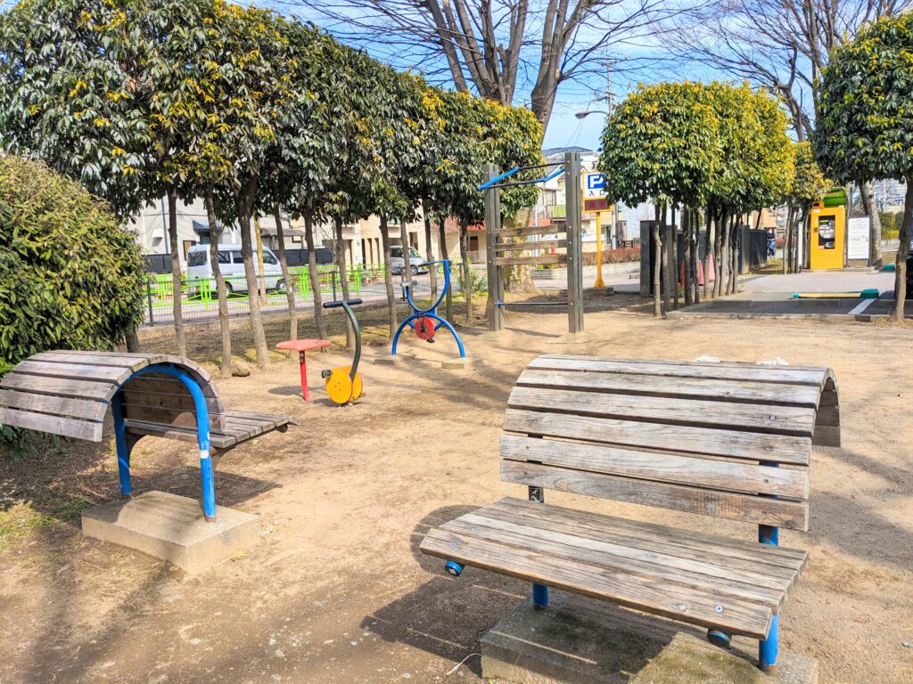 北運動公園の運動遊具（背筋伸ばしベンチ）