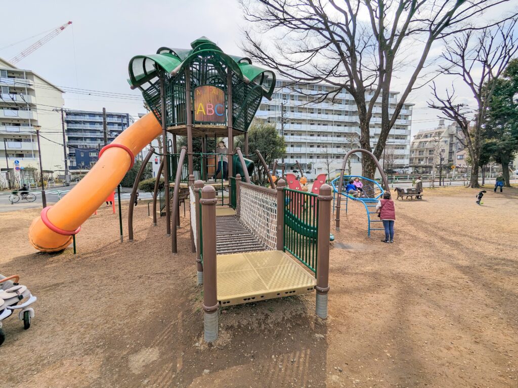 北運動公園（ABC公園）の複合すべり台の遊具つり橋