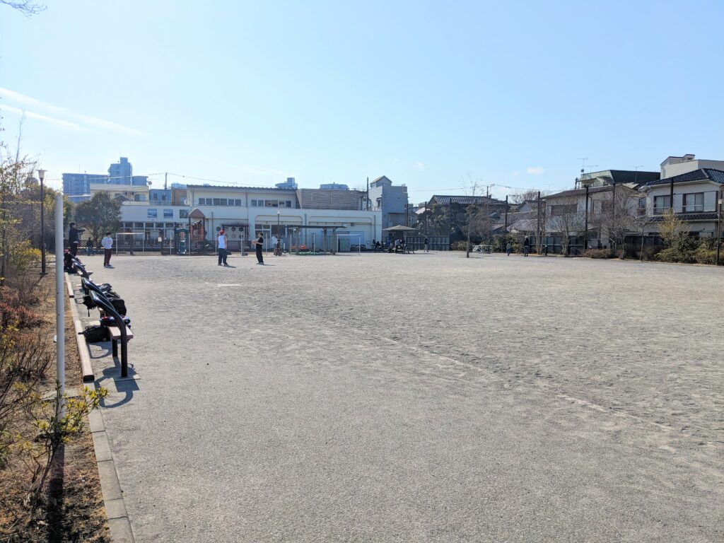 志茂ゆりの木公園の広場