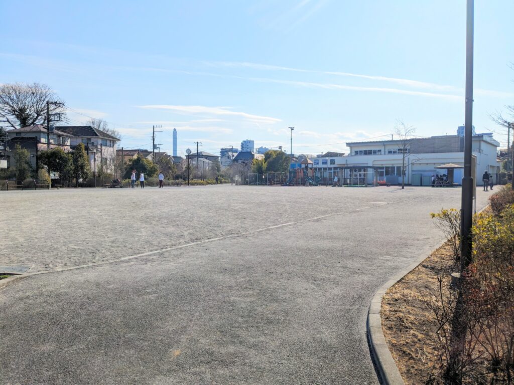 志茂ゆりの木公園の広場