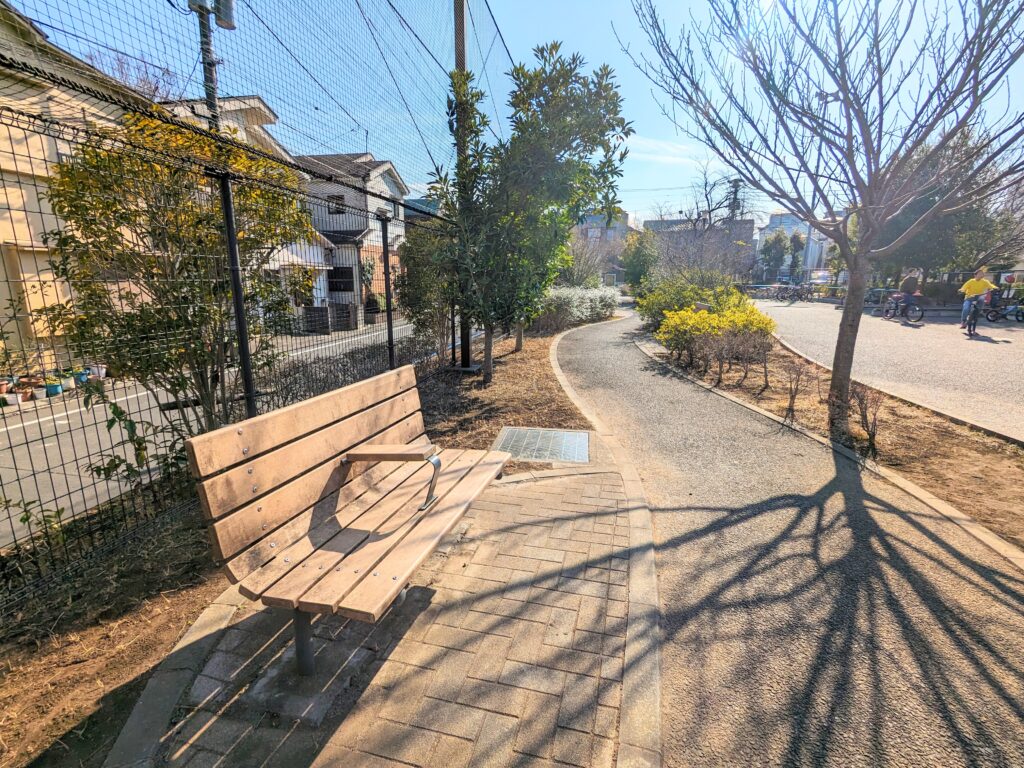 志茂ゆりの木公園の遊歩道とベンチ