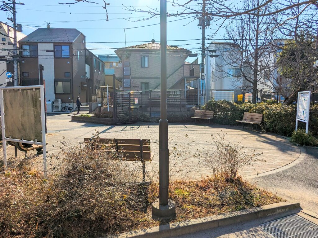 志茂ゆりの木公園の入り口前エントランス（住宅街側）