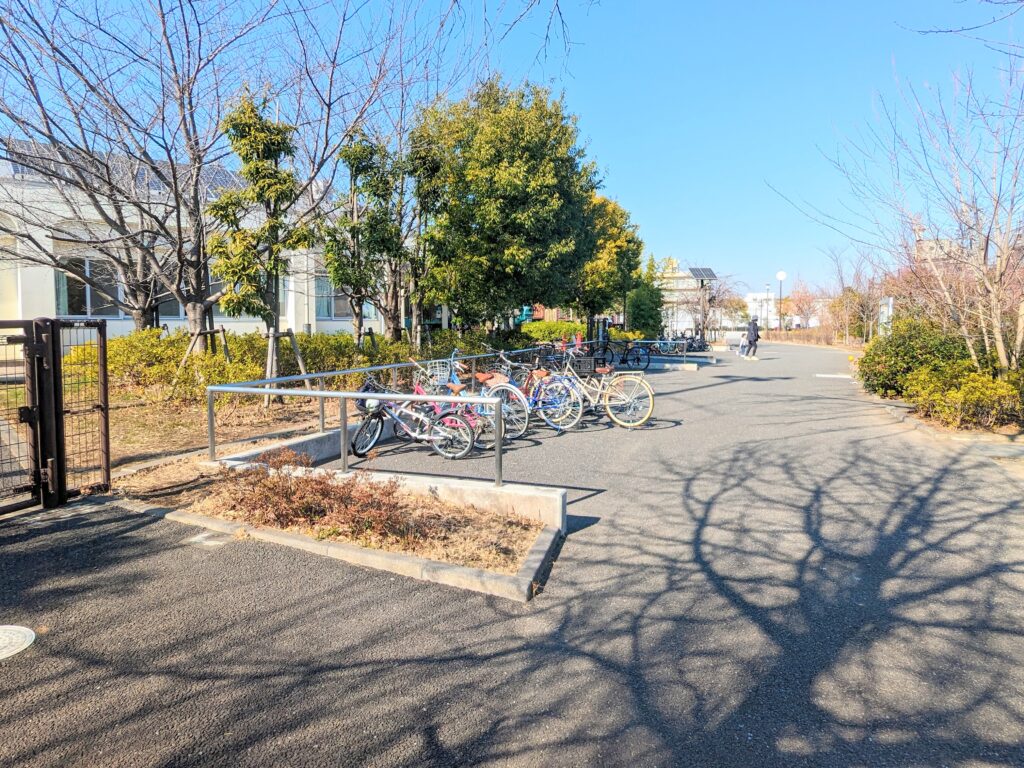 志茂ゆりの木公園の自転車置き場