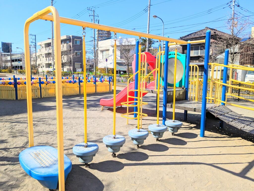 志茂東公園のバランス遊具