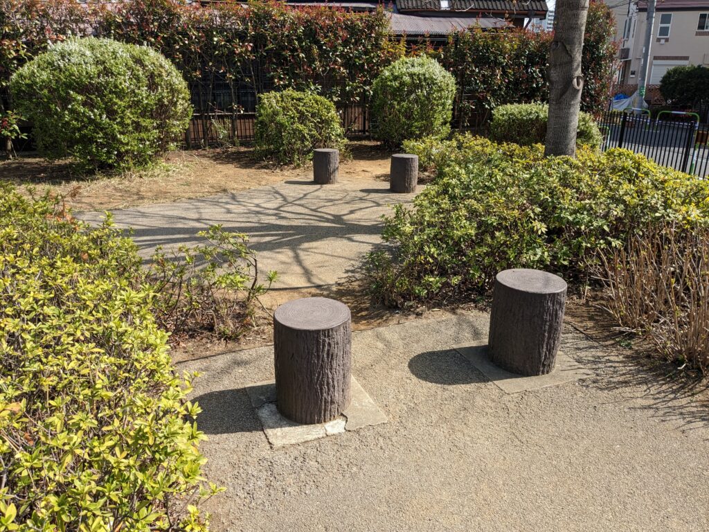 小柳川公園の散策路と腰掛