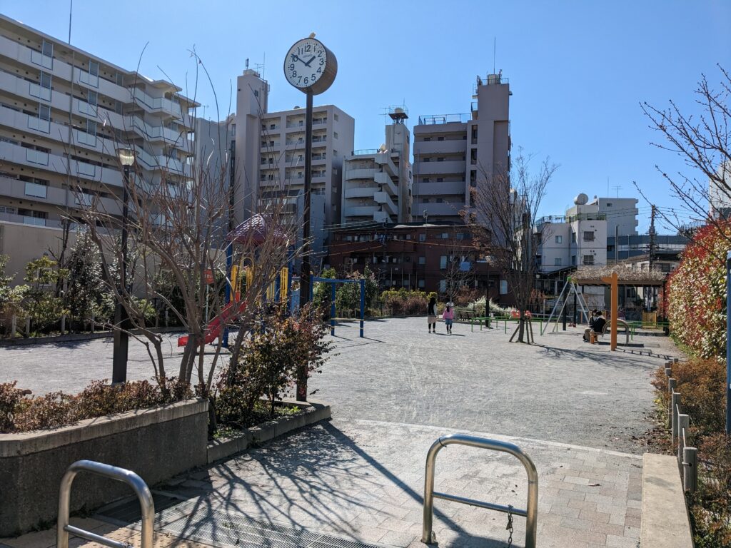 王子三丁目公園の入り口時計側