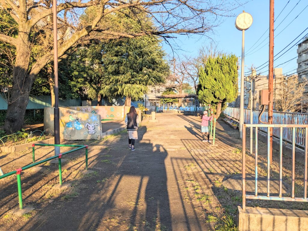 王子6丁目児童遊園の広場