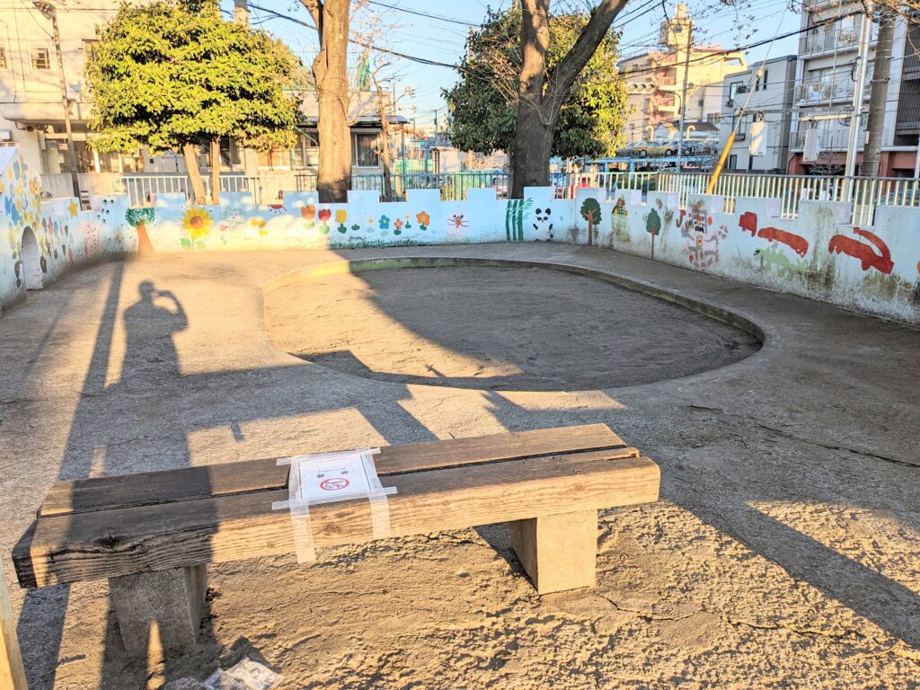 王子6丁目児童遊園の砂場横のベンチ