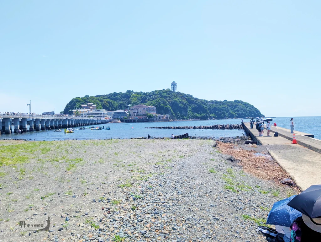 江の島大橋横の砂浜と江の島