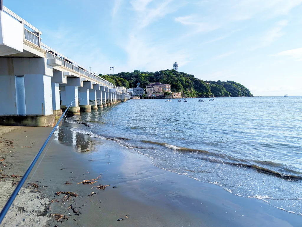 江の島大橋横の砂浜全体