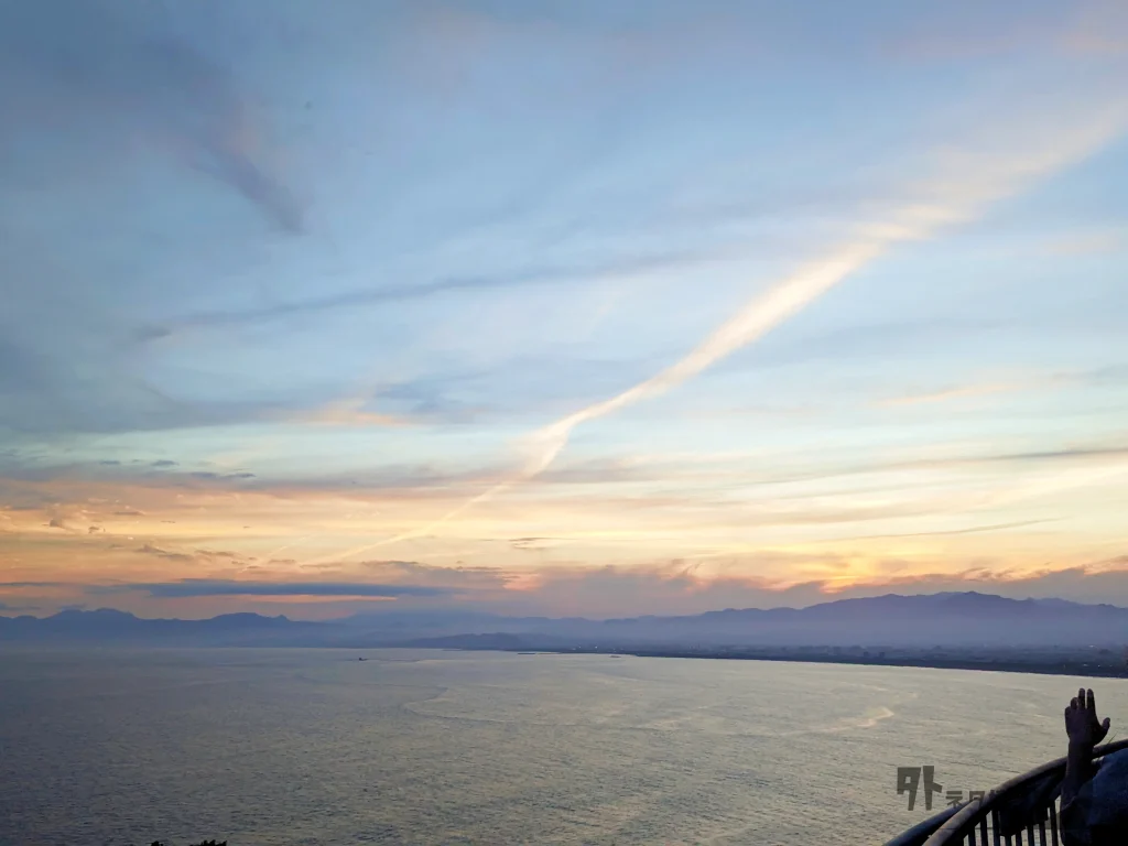 朝焼けの海の写真