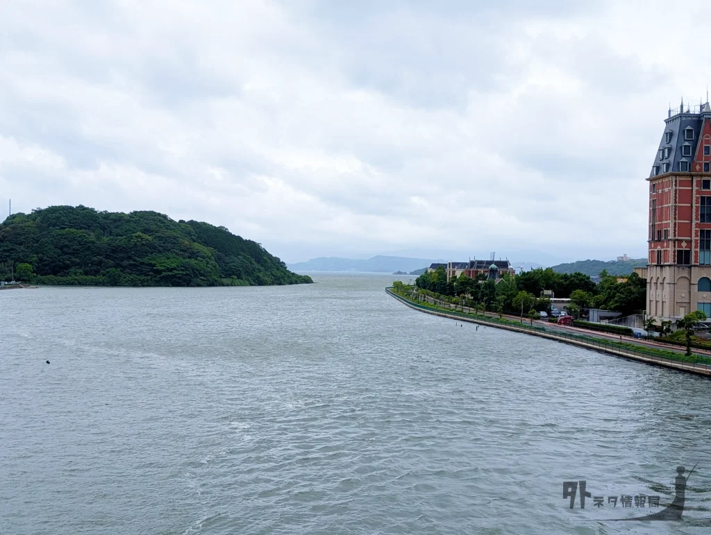 曇り空の海