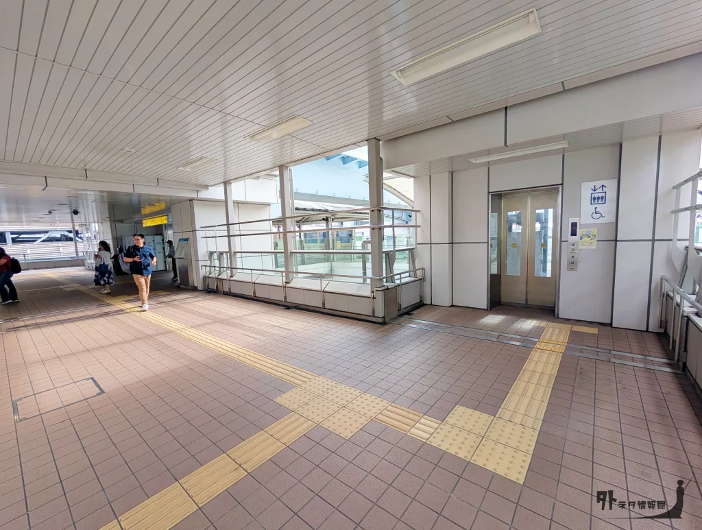市場駅前の駅構内のエレベーター