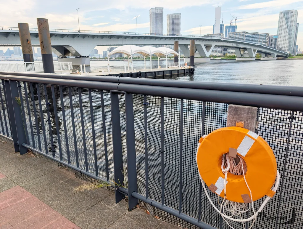 豊洲ぐるり公園 釣り場の浮き輪