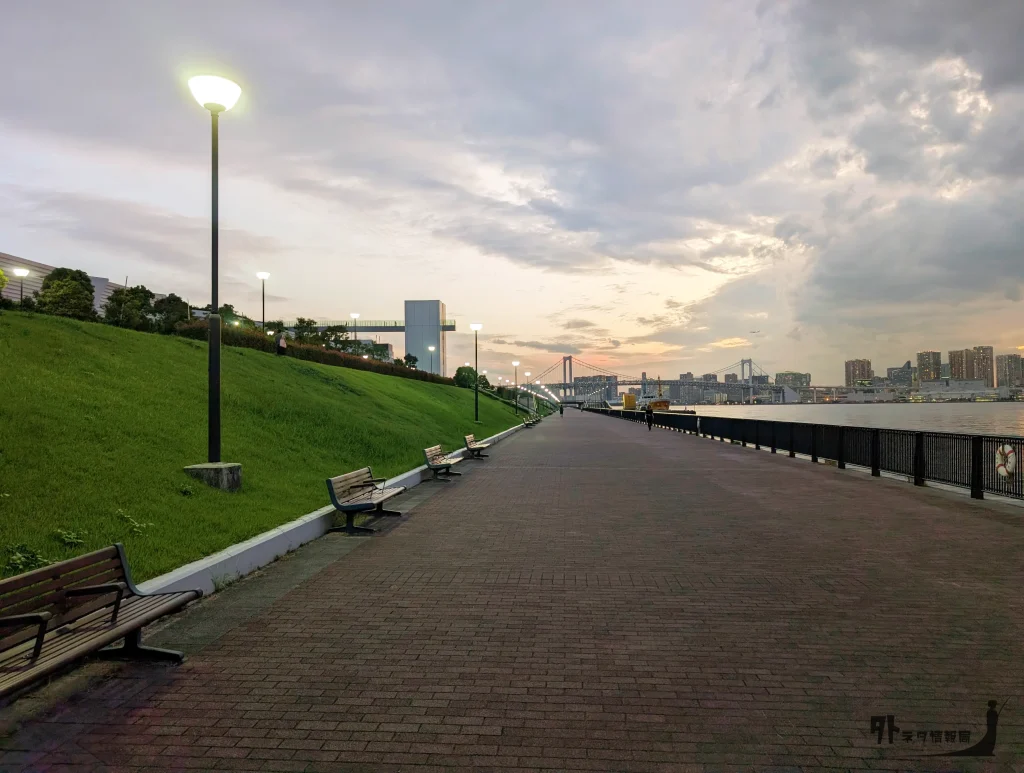 豊洲ぐるり公園のベンチ