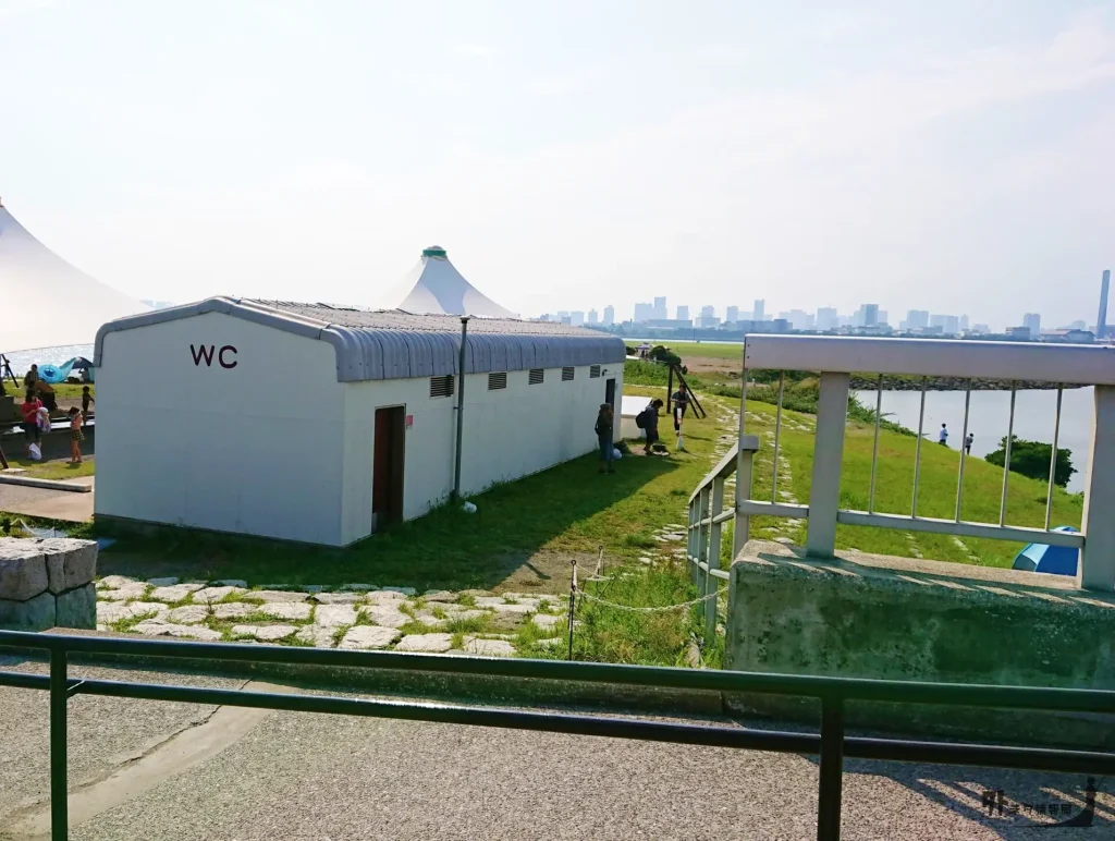 西なぎさにあるトイレの写真