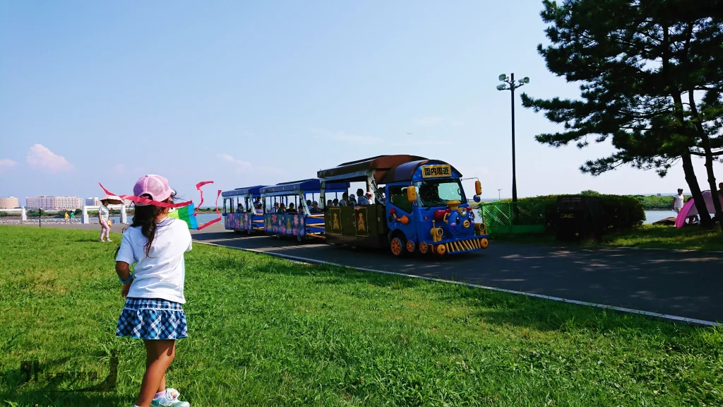 公園内を走る電車風バスのパークトレイン