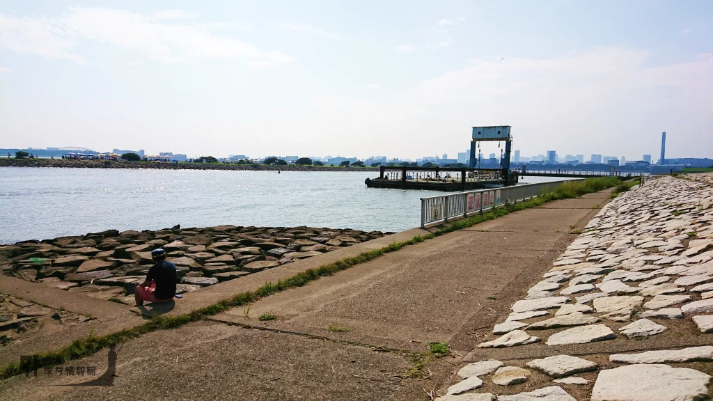 葛西臨海公園の渚橋を挟んで右側の護岸先端