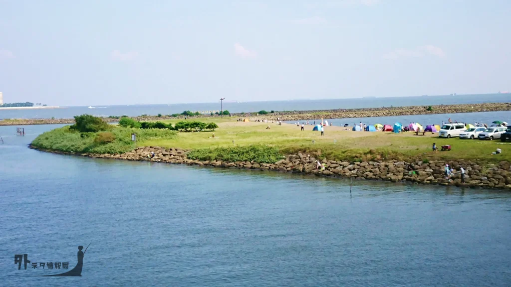 葛西海浜公園内の水路左側