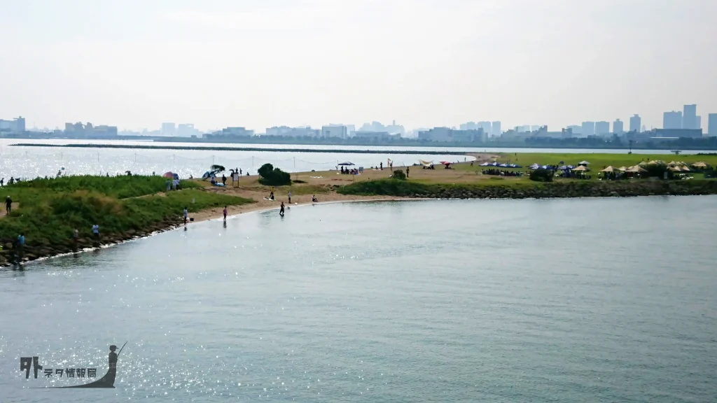 葛西海浜公園内の水路右側