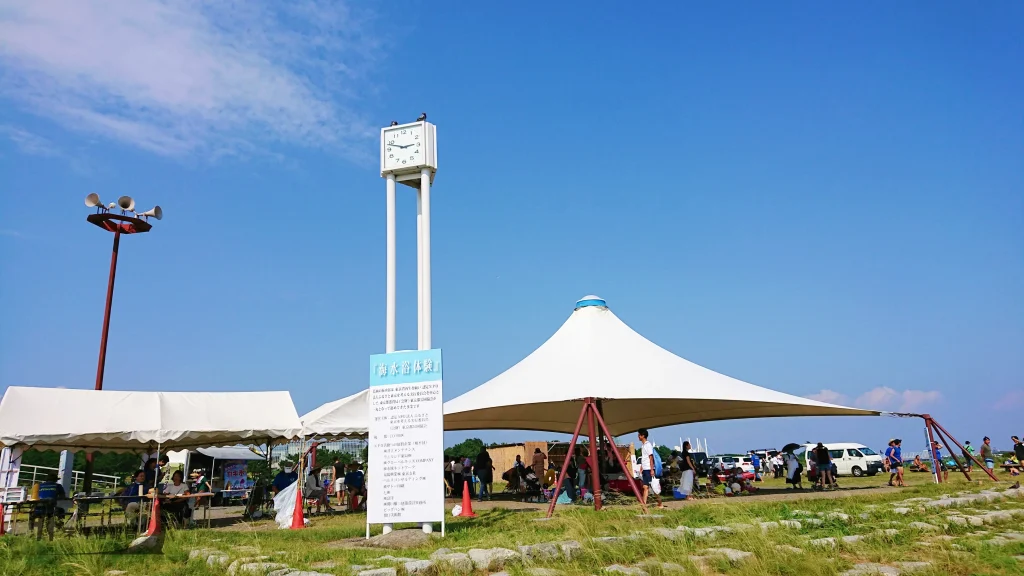 西なぎさ近くの休憩所