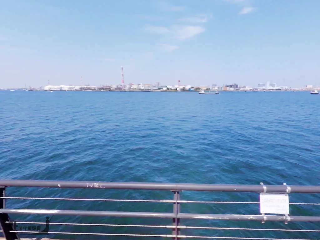 海沿いのデッキ