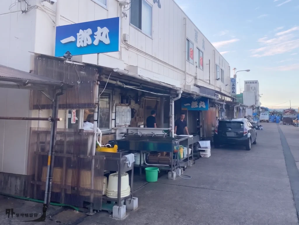 鴨居漁港の船宿前