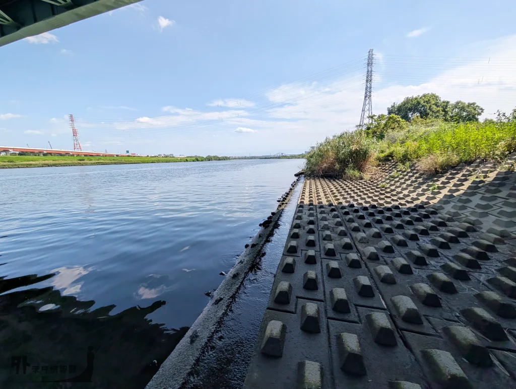 鹿浜橋の下(護岸下流方向)の写真