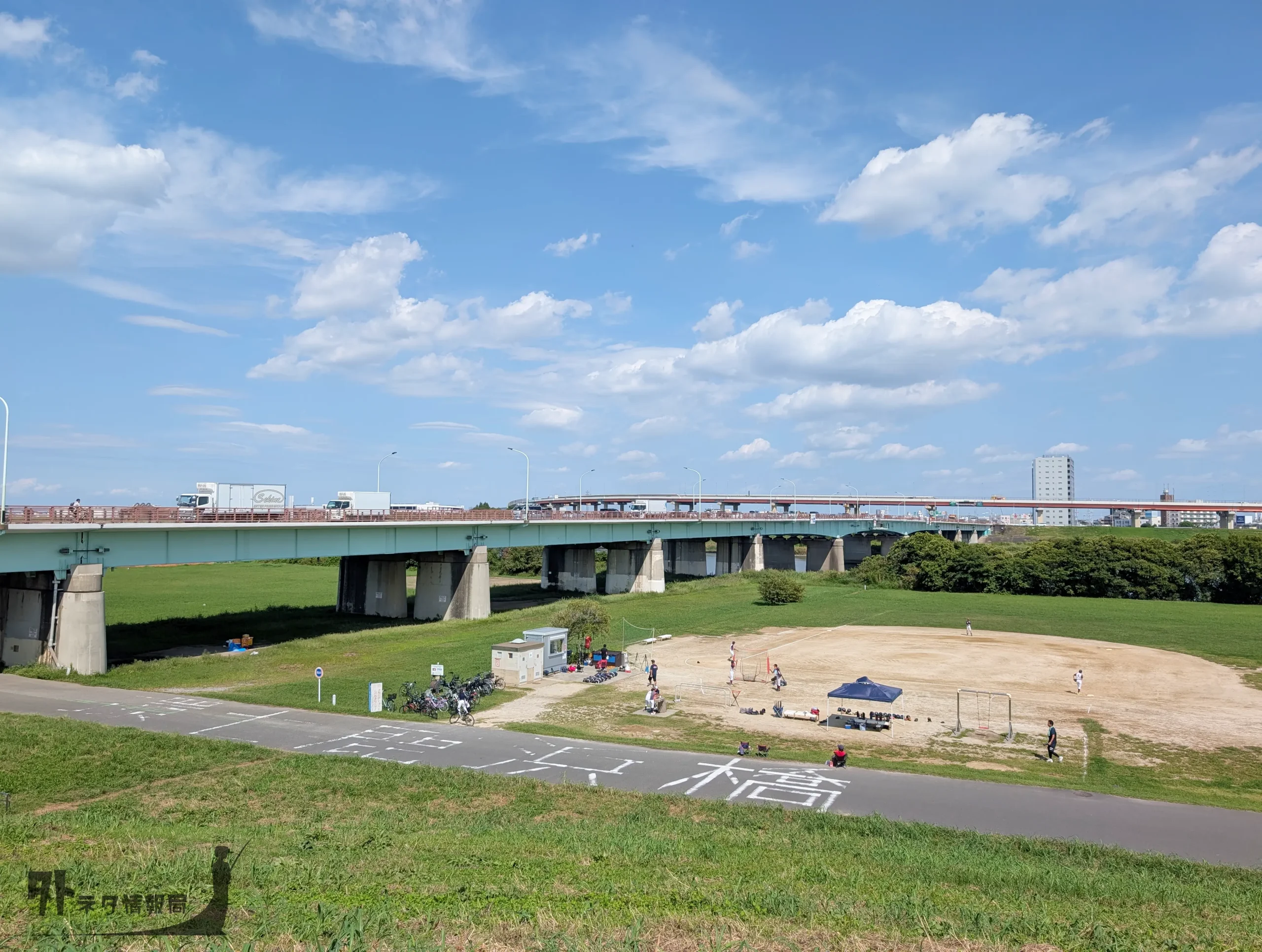 土手上からの鹿浜橋の全体写真